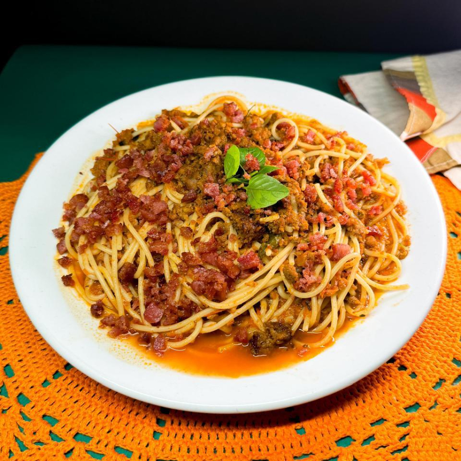 Descubra o prazer da nossa massa recheada com carne moída suculenta e bacon, envolta em um delicioso molho bolonhesa e um autêntico molho pomodoro. Uma verdadeira explosão de sabores que vai conquistar o seu paladar! Experimente!