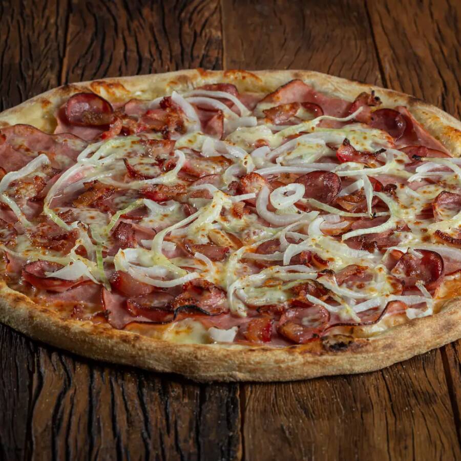 Molho ao sugo, muçarela, presunto,calabresa, lonbo canadense, bacon, cebola e orégano.