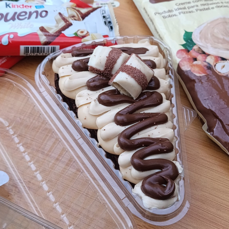 Uma deliciosa fatia de brownie com cobertura cremosa de Bueno, finalizado com Nutella e bombom Kinder Bueno.