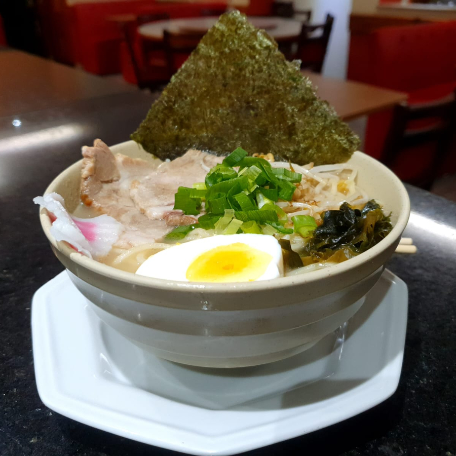 Caldo da casa, shoyu, macarrão, tyshu (lombo de porco) , ovo, naruto ( massa de peixe ), wakame e nori ( alga ) , cebolinha