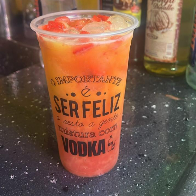 Morango, Maracujá, Vodka, Gelo, Açúcar