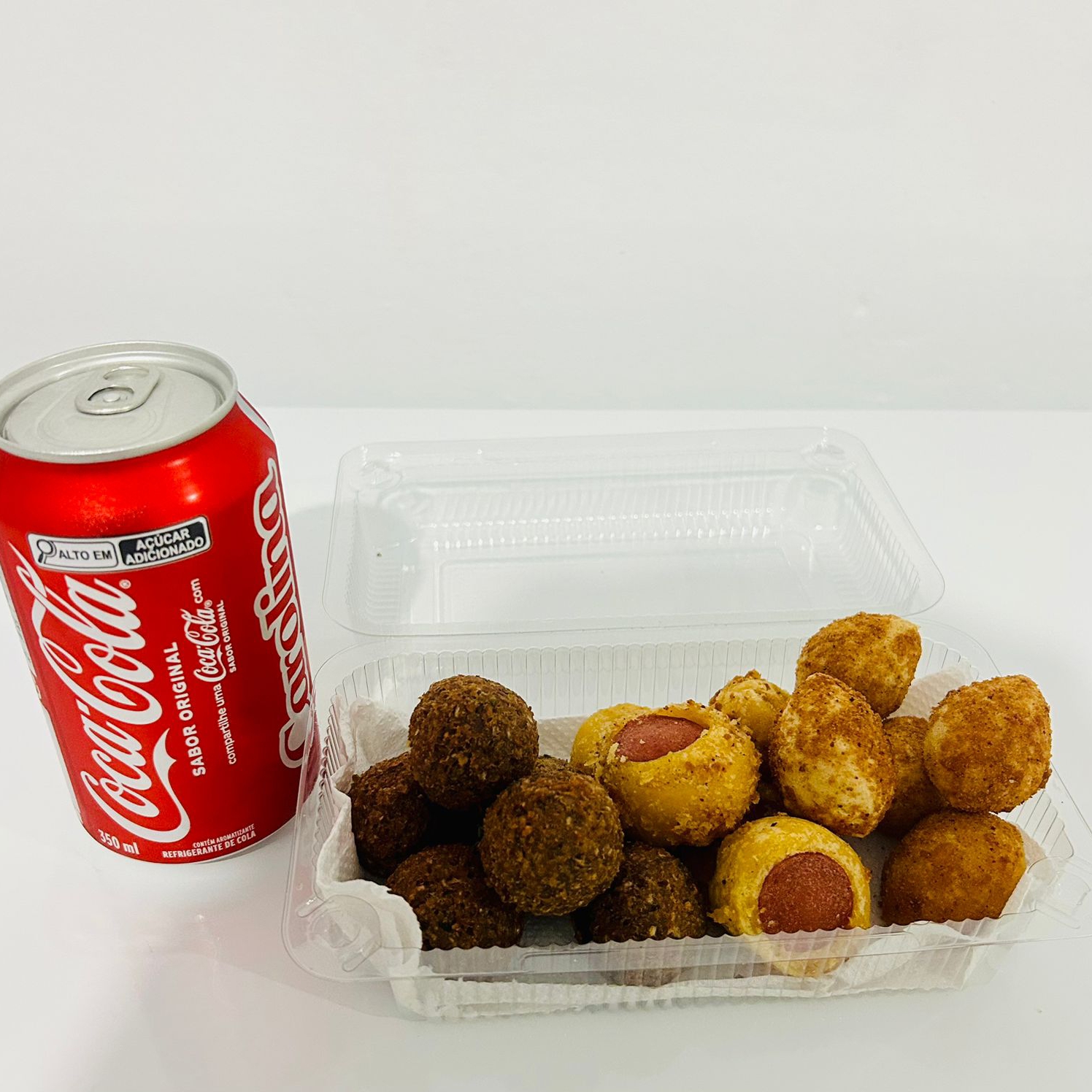 salgadinhos fritos sortidos, kibe, salsicha e coxinha.