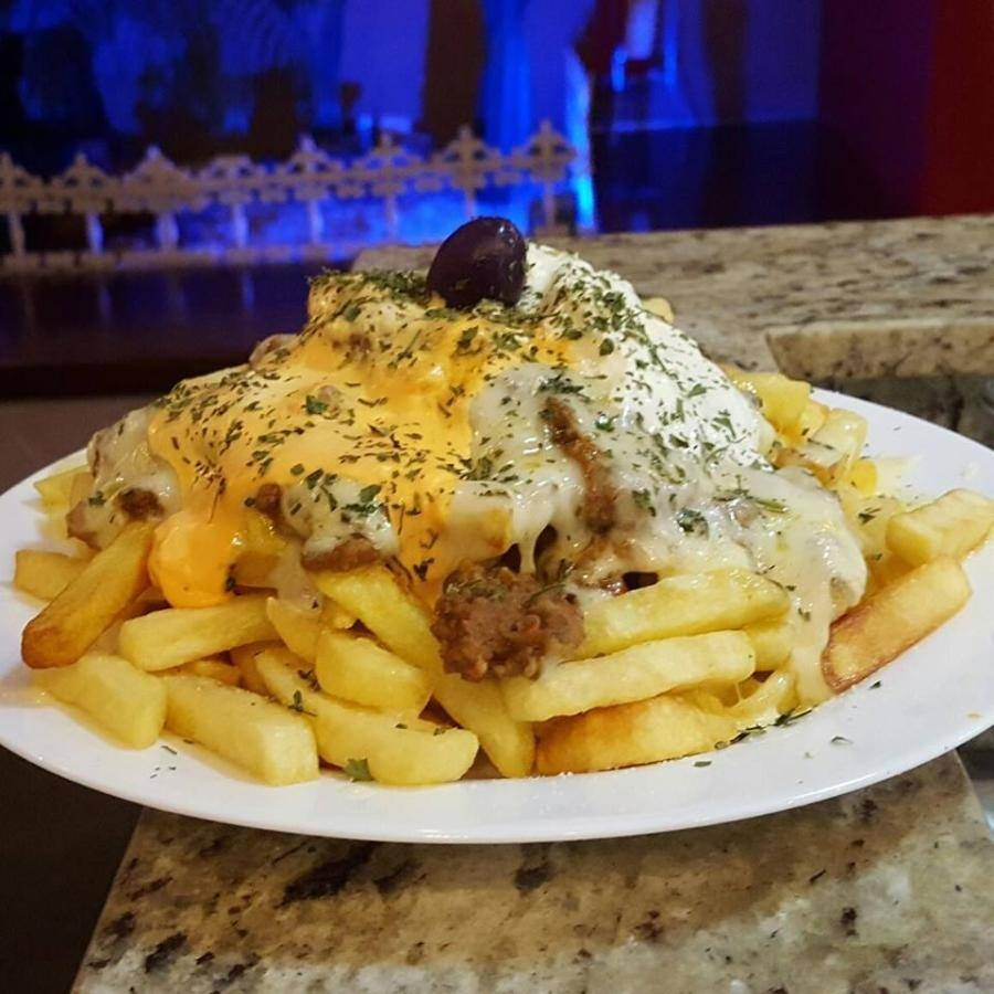 Deliciosa porção de batatas fritas cobertas com chilli, cheddar e bacon.