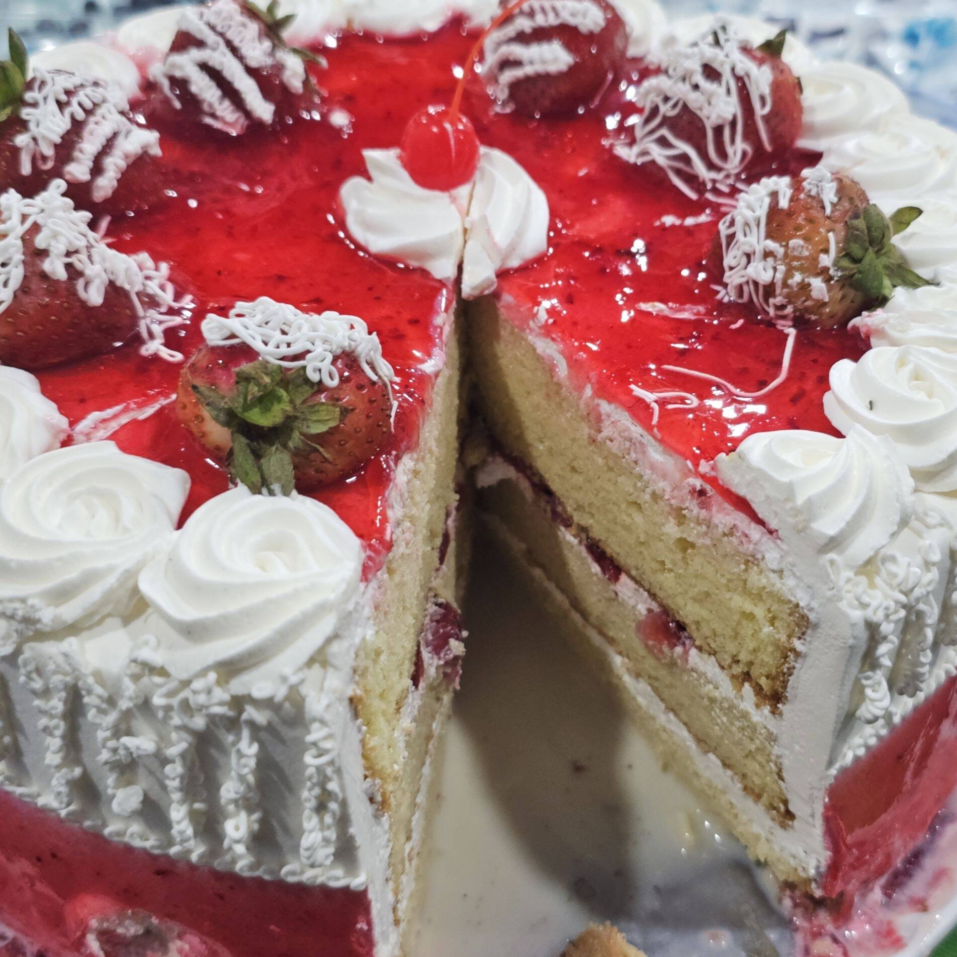 Rebanada de Pastel de 3 Leches con fresas