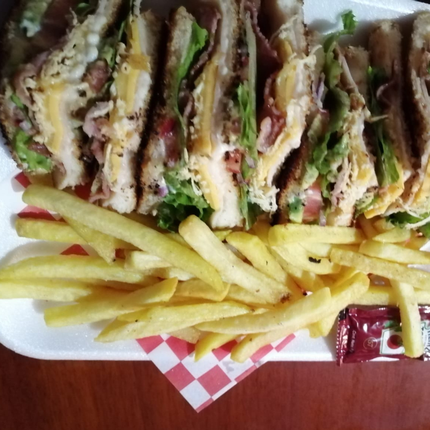 Club Sandwich con Papas