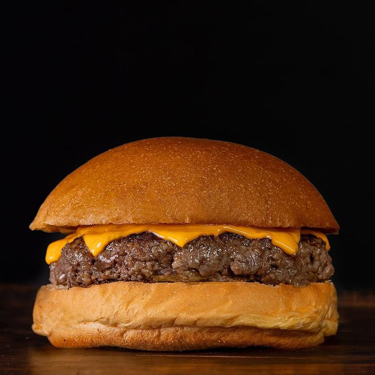 2 hamburguer, batata palha, mussarela.