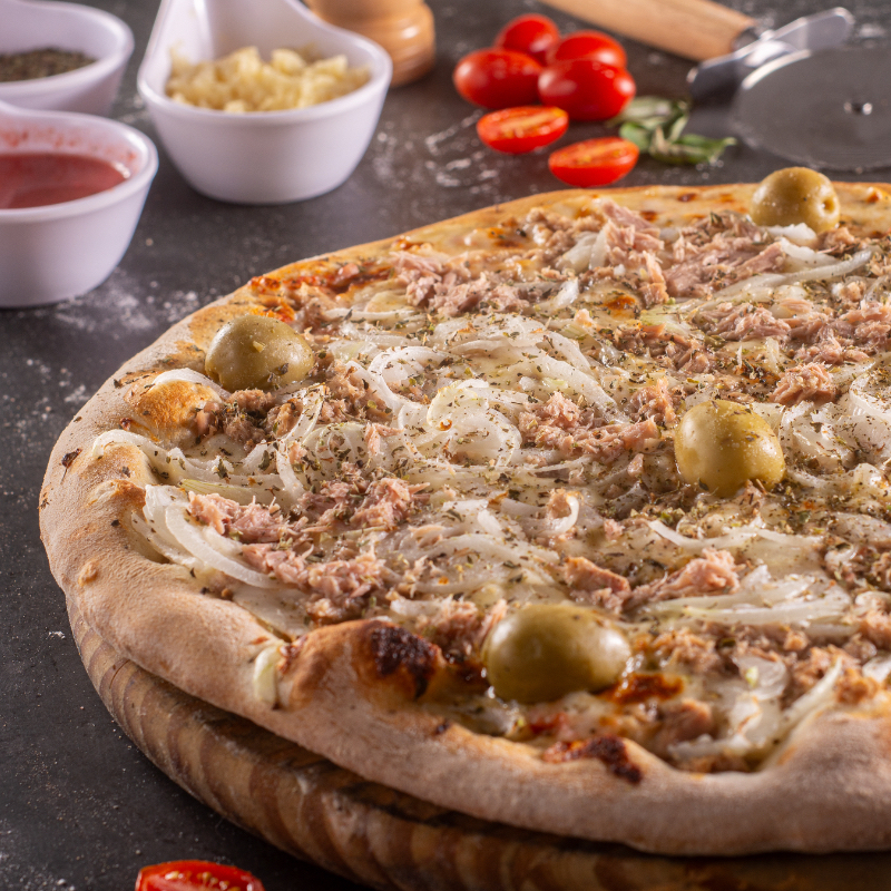 Atum, Molho de Tomate, Cebola, Azeitona, Orégano, Mussarela