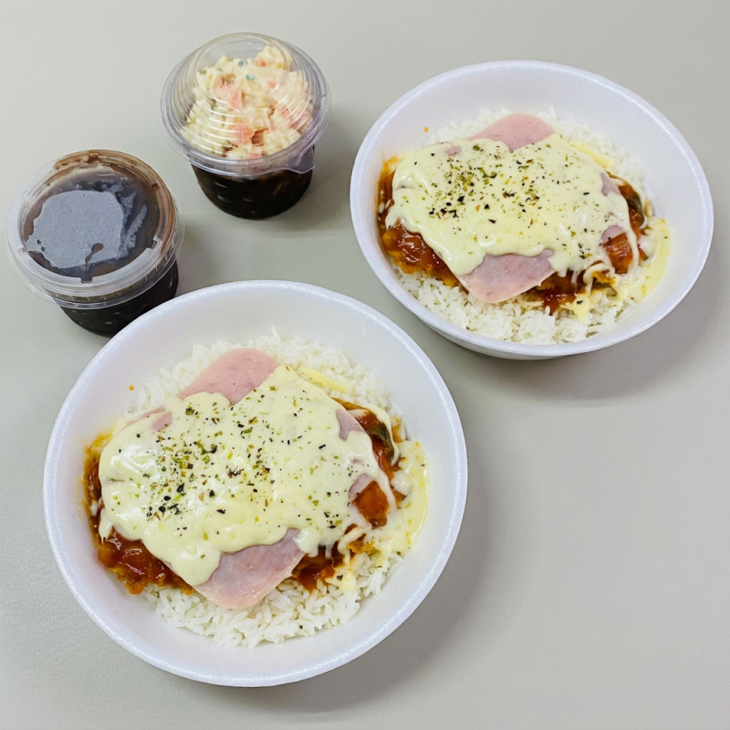 2 pratos de filé de frango á parmegiana com arroz, feijao, macarrão, farofa e salada.