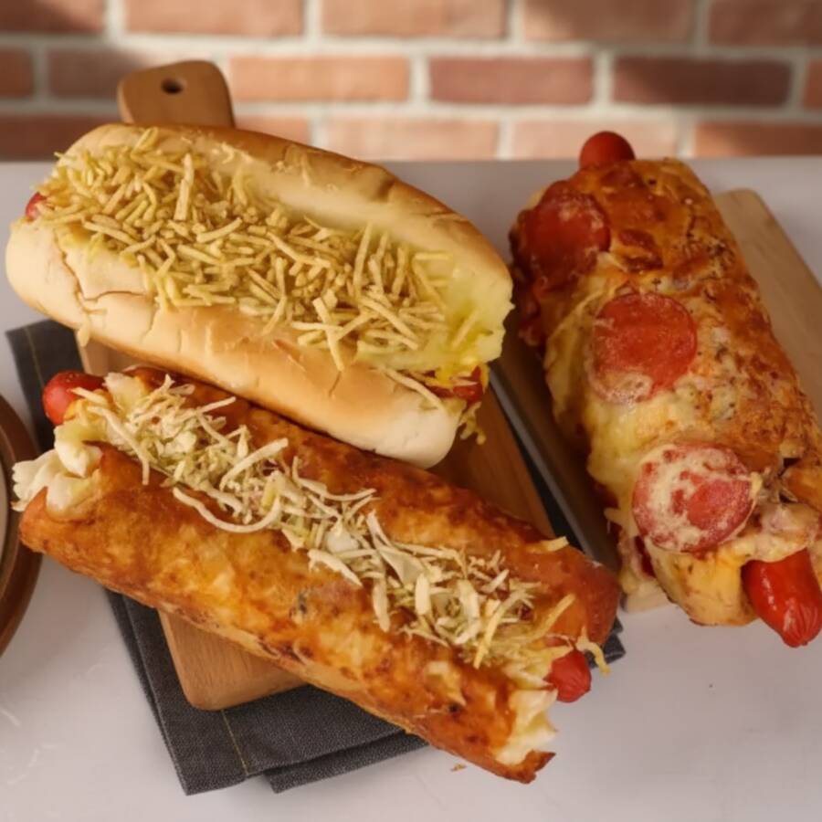 Escolha 3 dos nossos deliciosos hotdogs, Lanches: Pug - Pão, salsicha, ketchup, mostarda, e batata palha, prensado. Golden - Pão, salsicha, ketchup, mostarda, maionese, barbecue, cheddar, Catupiry, vinagrete, milho, purê e batata palha, prensado. Pitbull - Pão, salsicha, ketchup, mostarda, maionese, barbecue, cheddar, Catupiry, vinagrete, milho, purê, batata palha, deliciosa crosta de queijo g