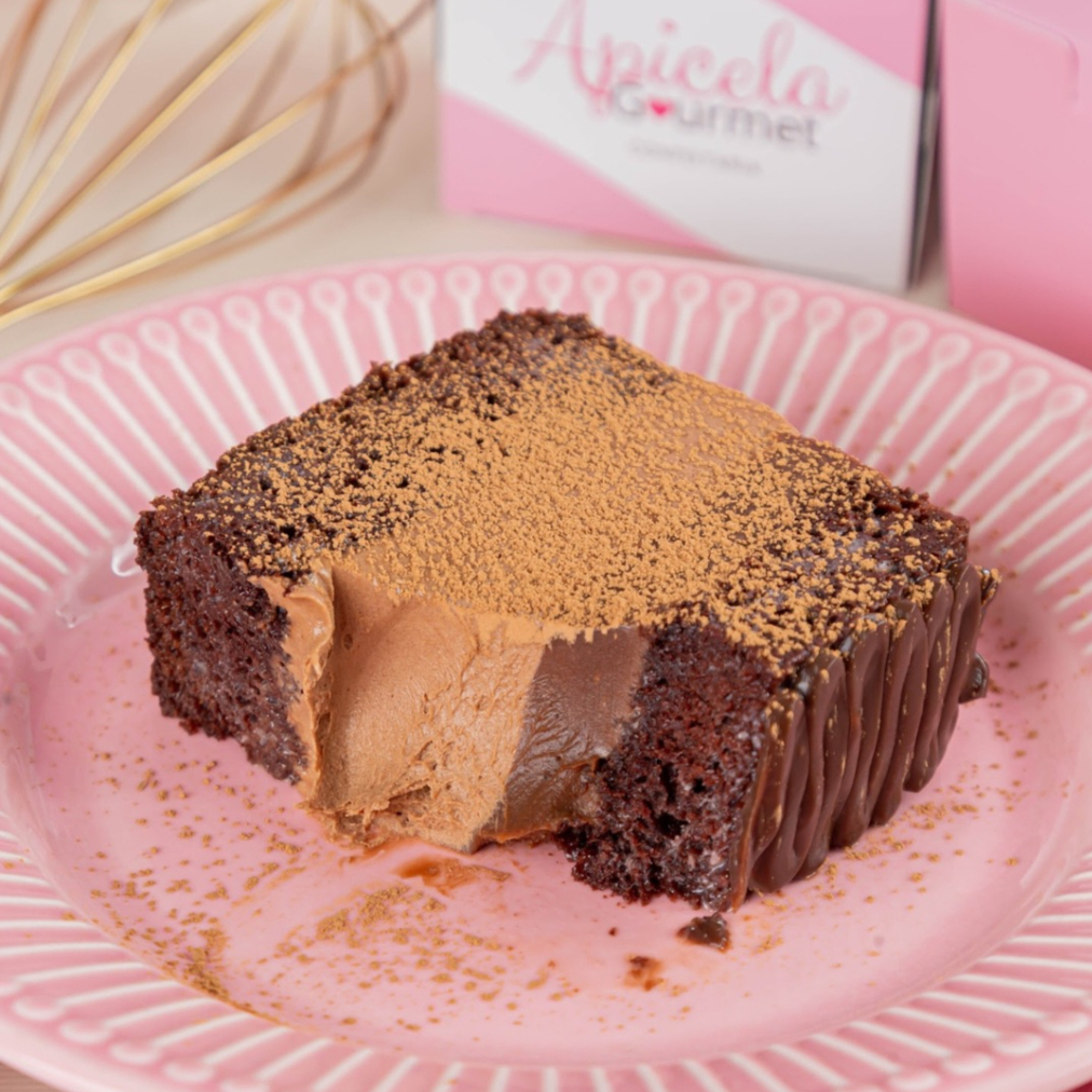Bolo gelado de chocolate, com massa de cacau molhadinha, recheio de chocolate 70% cacau, e mousse de chocolate. Suave e delicioso para te surpreender. Bolos gelados , Bolo gelado , bolo gelado chocolate .