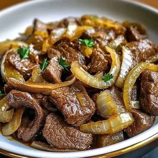 Deliciosas iscas de carne com batata frita, arroz e feijão.