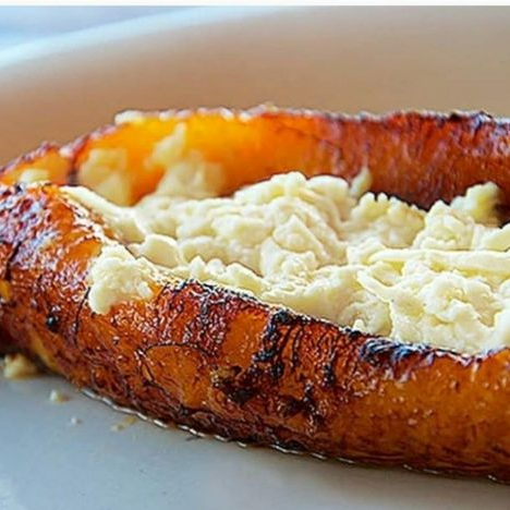 PLATANITO MADURO CON QUESO AL CARBON