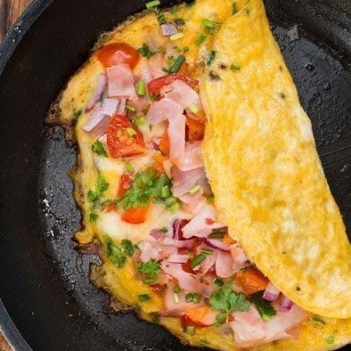 Omelete Especial: Saborosa e nutritiva! Feita com 3 ovos, queijo mussarela, presunto, tomate e orégano, essa omelete é perfeita para uma refeição leve e cheia de sabor. Ideal para começar o Dia ou para um lanche rápido!