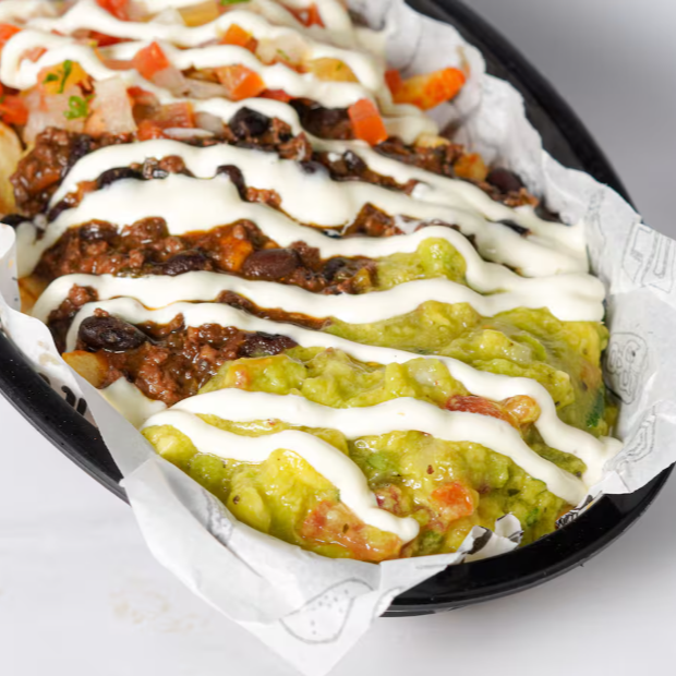 Deliciosa porção de batata frita com cheddar, carne bovina ou carne moída com feijão, guacamole, pico de gallo e sout cream