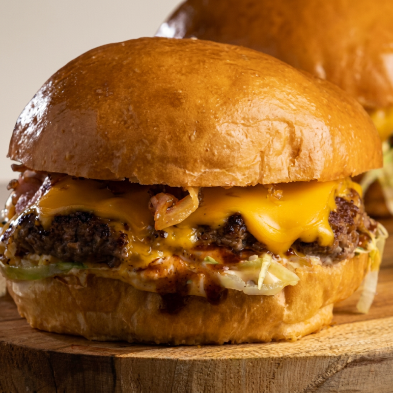 Blend de 160g no pão brioche, hamburguer bovino com queijo cheddar e maionese da casa. A simplicidade que encanta em cada mordida.
