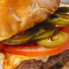 Pão macio, 120 grs de carne (2 smash de 60 grs cada) queijo derretido, rodelas de pimenta Jalapeño, bacon, molho da casa, ketchup e gotinha de mostarda. NÃO VAI TOMATE.