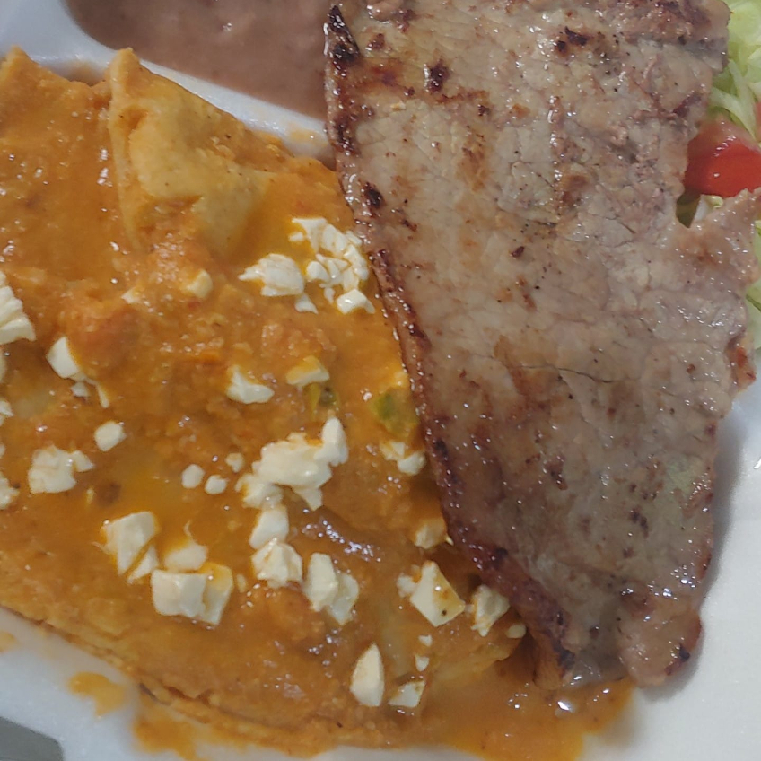 Enchiladas y Agua Fresca