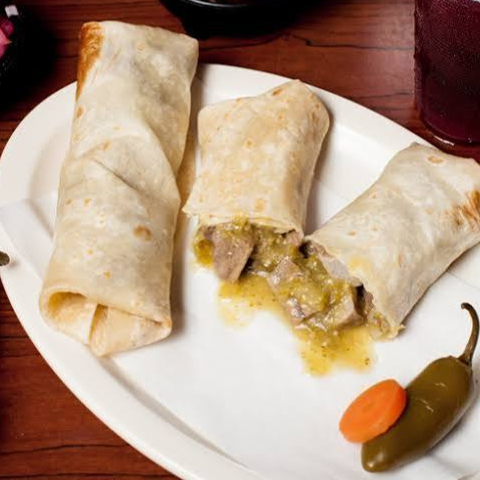 Burro de lengua de res en salsa verde