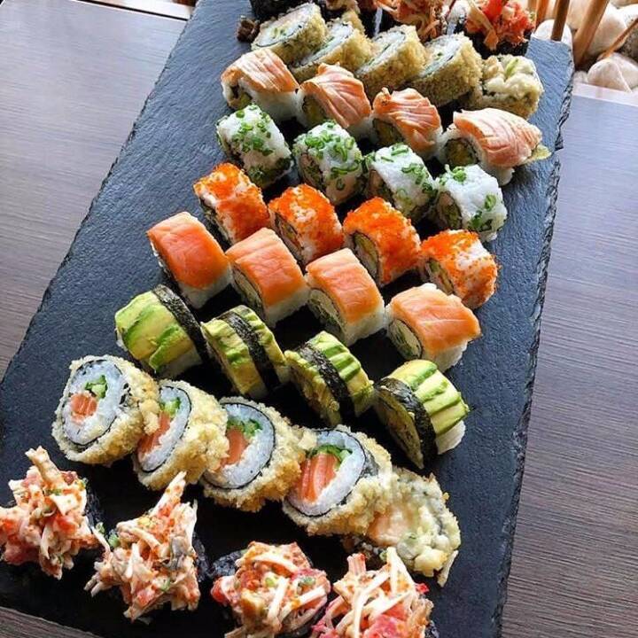 30 Bocados de Sushi mas 1 Bebida Gratis