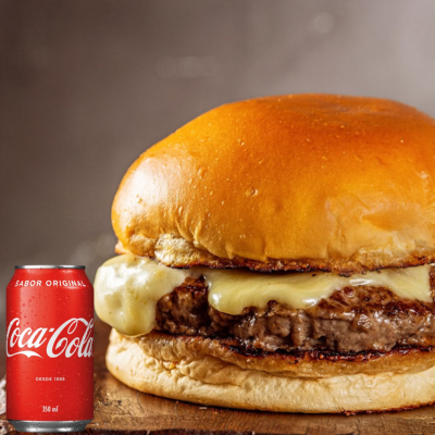 Hambúrguer Smash 100g com Muçarela Derretida e Molho Especial da Casa, Acompanhado de Coca-Cola Lata 350ml Bem Gelada.