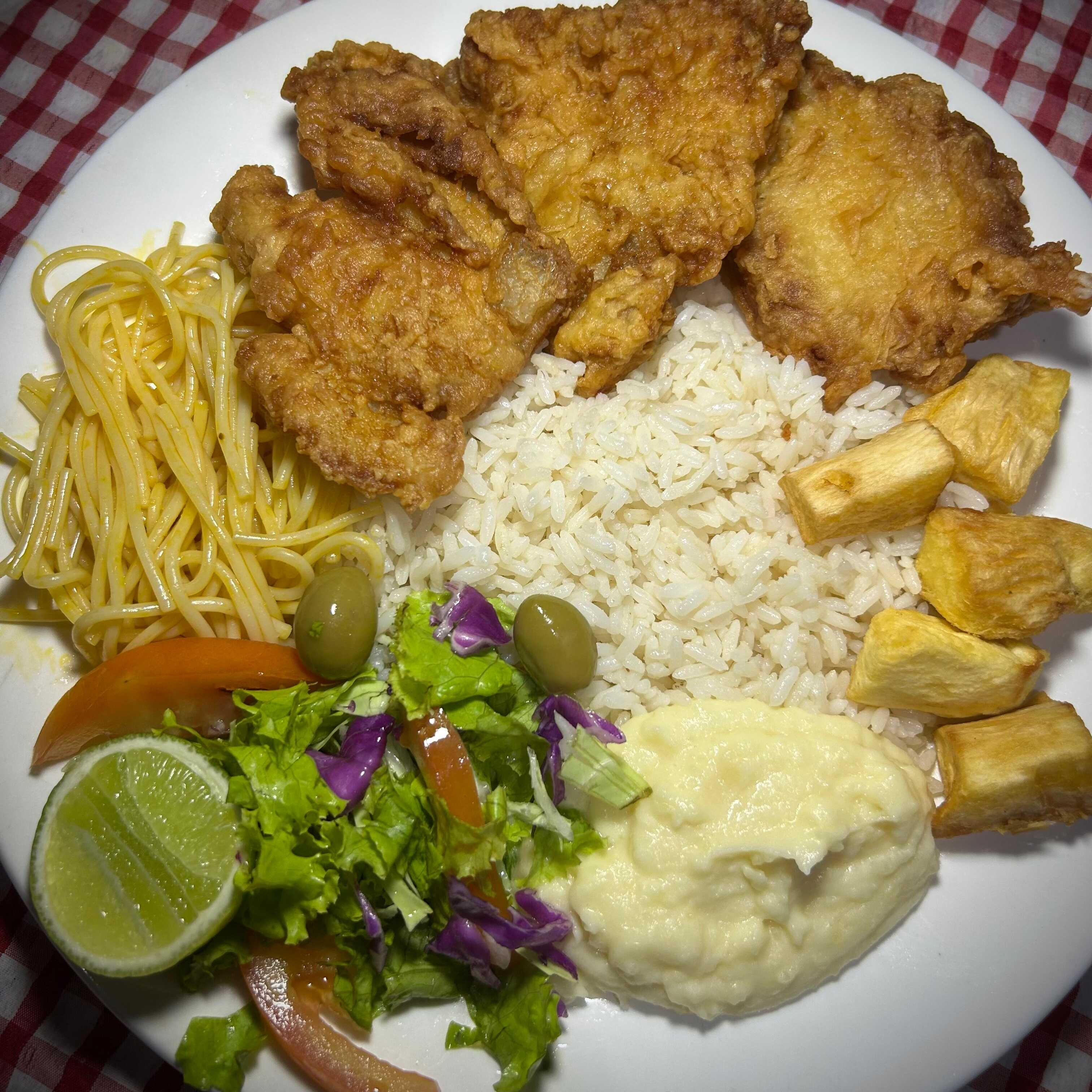 Carne, calabresa e frango
Acompanha arroz, macarrão, salada, purê de batata e macaxeira frita