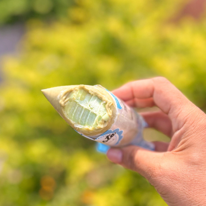 Uma experiência única para os amantes de sabores refinados! Nosso sacolé de Pistache traz uma cremosidade incrível, finalizado com uma casquinha de creme de Pistache Intenso. Simplesmente divino ;)