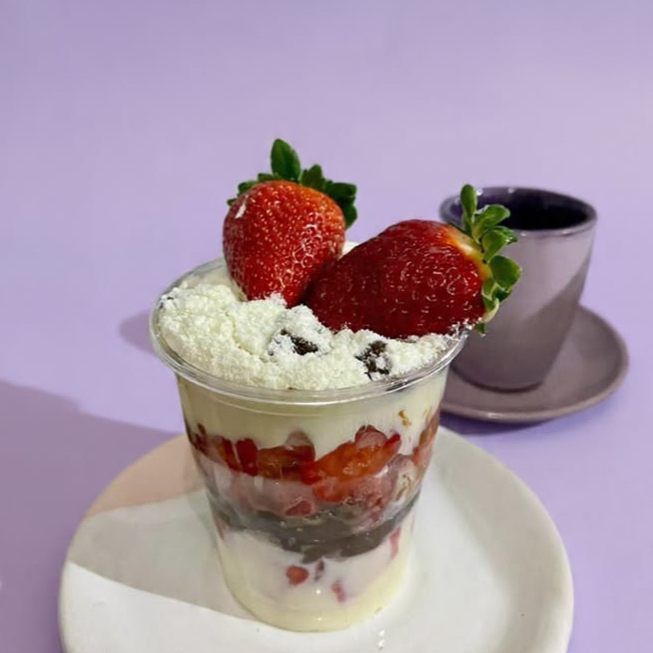 brigadeiro de ninho, morangos, brigadeiro de cacau