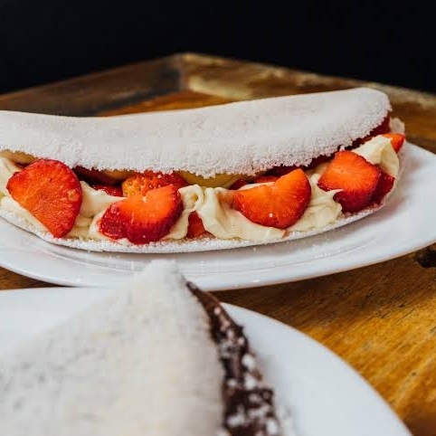 Chocolate branco com morango picado