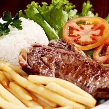 Contra filé grelhado no ponto ideal, servido com arroz soltinho, feijão saboroso e batata frita crocante. Uma refeição completa e irresistível!