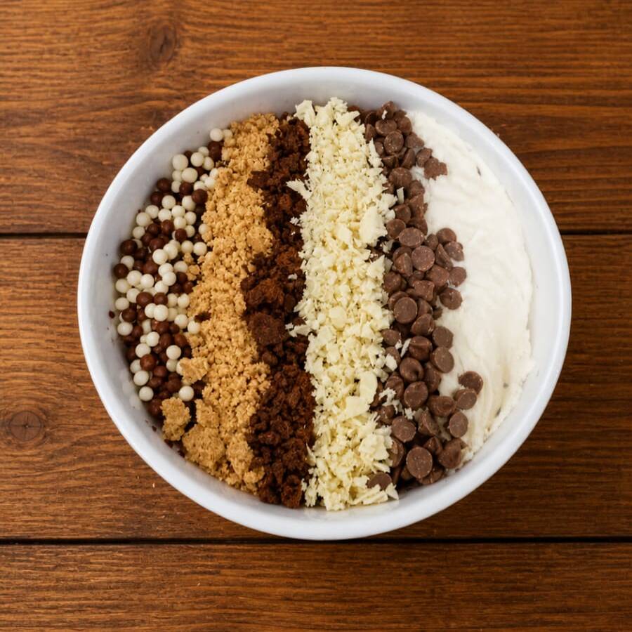 Montada na marmita de 1 litro com nosso maravilhoso creme de açaí e no topo 7 complementos de sua escolha