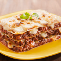 Nossa deliciosa lasanha abolonhesa acompanha Arroz e fritas