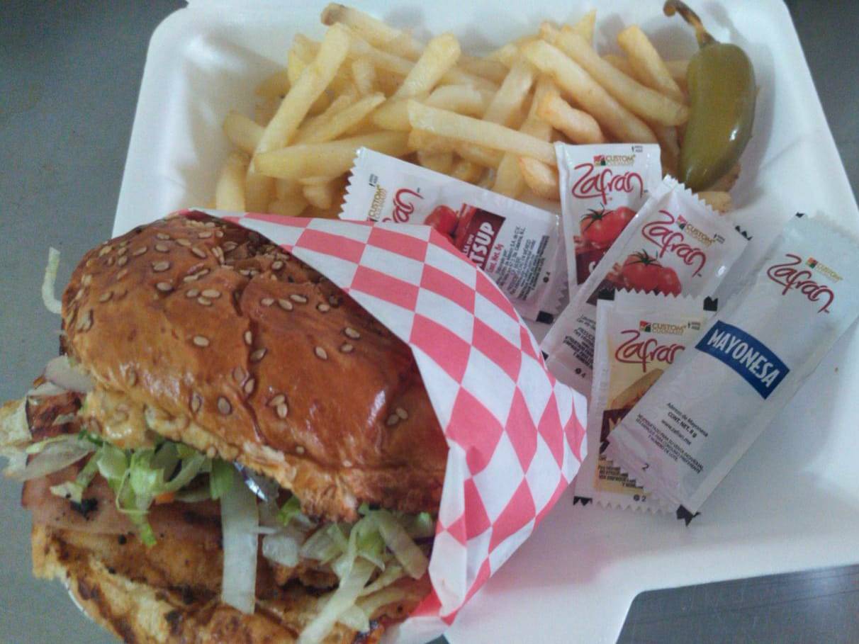 Hamburguesa de Pollo Bañada en Salsa
