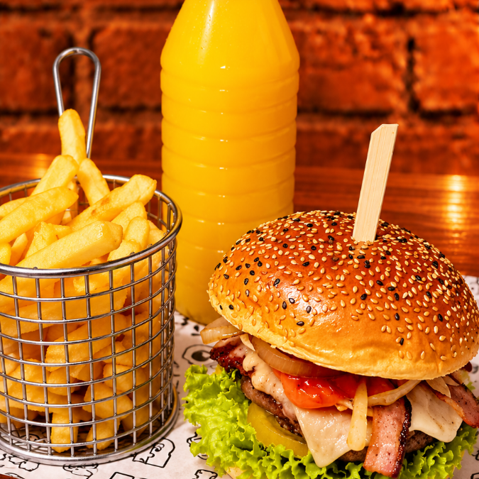 1 Gourmet Samuka Bacon Especial (pão gourmet, burguer artesanal 60g, bacon, ovo, queijo, presunto, molho Samuka, salada e cheddar), acompanhado de batata e 1 suco de laranja 300ml.