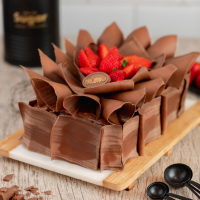 Peso aproximado: 1,8kg. Tamanho aproximado: 25cm de comprimento por 16cm de largura e 7cm de altura. Pão de ló de chocolate, recheio de brigadeiro e doce de nozes, cobertura de brigadeiro e raspas de chocolate ao leite. Ingredientes: farinha de trigo, leite condensado, leite de vaca integral, ovo de galinha, nozes, chocolate ao leite, chocolate em pó, açúcar cristal, manteiga e chocolate em pó. Alérgicos: contém ovo, leite, derivados do leite, soja e trigo.