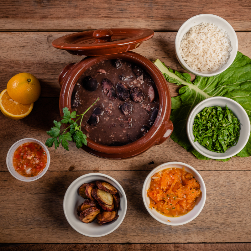 Feijoada (300ml) Clássica feijoada brasileira servida na medida certa: feijão preto cozido com costelinha , pernil, bacon, linguiça, paio e calabresa. Acompanha arroz branco, couve refogada, farofa crocante, laranja fresca em rodelas, vinagrete, quibebe de abóbora e batata doce. Um prato cheio de sabor e tradição!