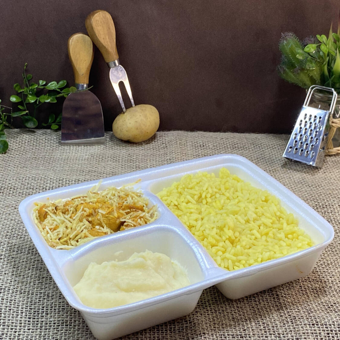 ARROZ , PURÊ DE BATATA E FRITAS.