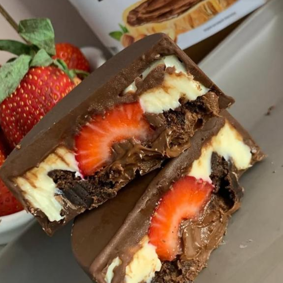 Casca de chocolate meio amargo, recheio de bombom com morango e brownie.