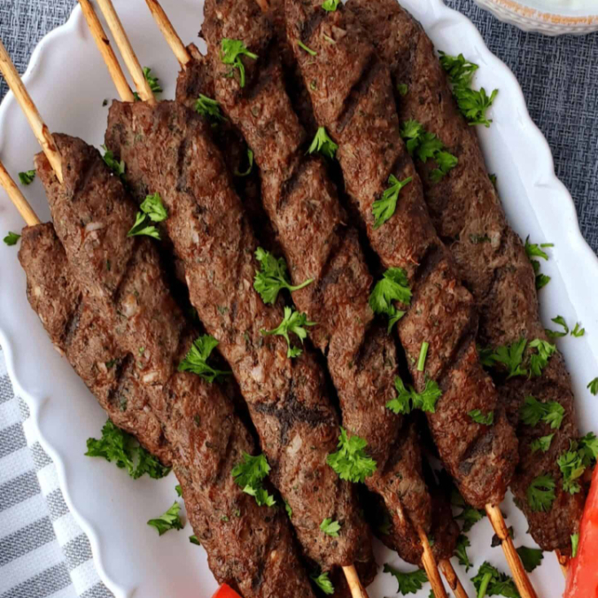 300g de kafta temperada com especiarias árabes e grelhada como churrasco. Acompanha pão árabe