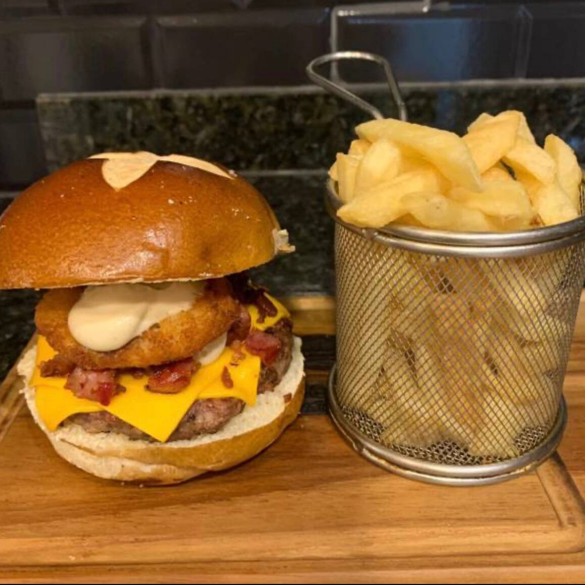 150g hambúrguer de costela , cheddar fatia , molho especial da casa , bacon fatia, cebola empanada , pão brioche . Batata pequena brinde .