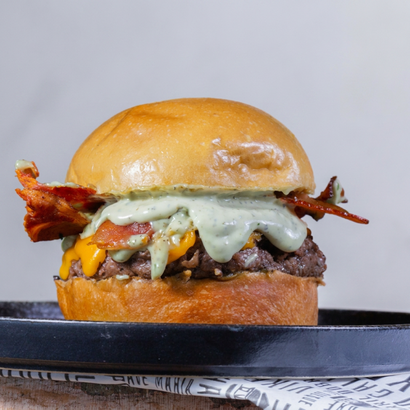 Pão brioche, burger 160g, cheddar triplo, bacon dobrado, maionese verde artesanal dobrada.