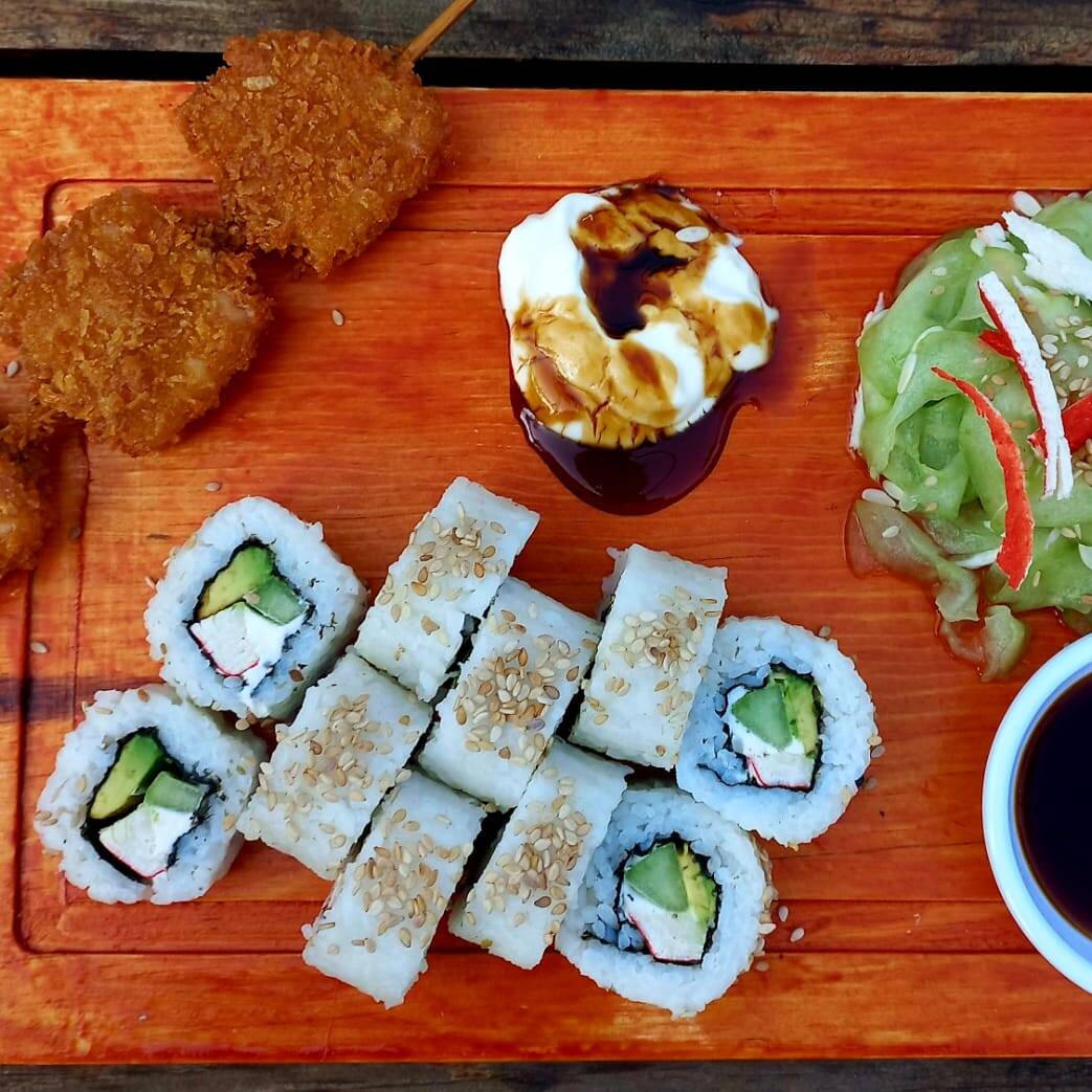 Tabla sushi con Sunomono