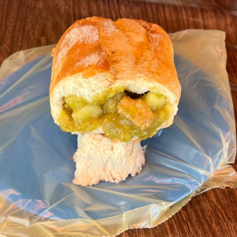 BOLILLO DE TROCITO CON CHILE VERDE