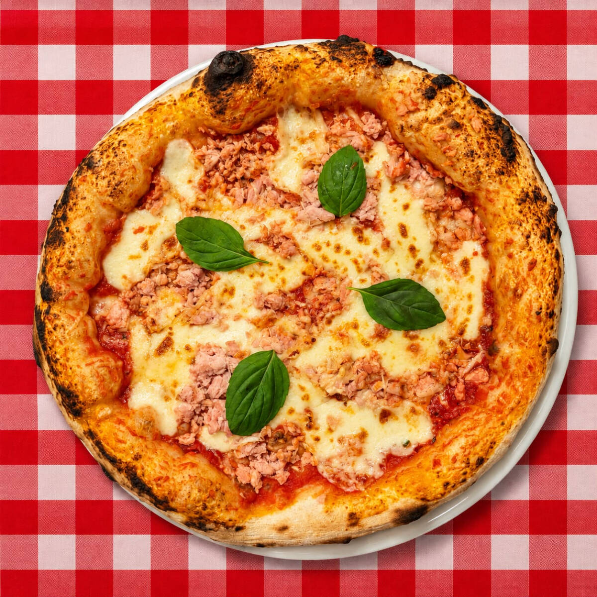 Pizza de 30cm. Molho pomodori, mozzarella, parmesão, bacon de pernil desfiado, geleia de abacaxi com pimenta e manjericão