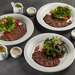 Três cortes nobres de carne bovina grelhada (450g no total) e nosso exclusivo molho secreto cremoso, preparado com 21 ingredientes (240g). Acompanha mix de folhas frescas, tomates-cereja e nozes, finalizado com um leve e refrescante molho artesanal de iogurte e mostarda Dijon. Ideal para compartilhar!

Obs.: Os produtos são pesados in natura e podem apresentar variação de peso e tamanho após o preparo.