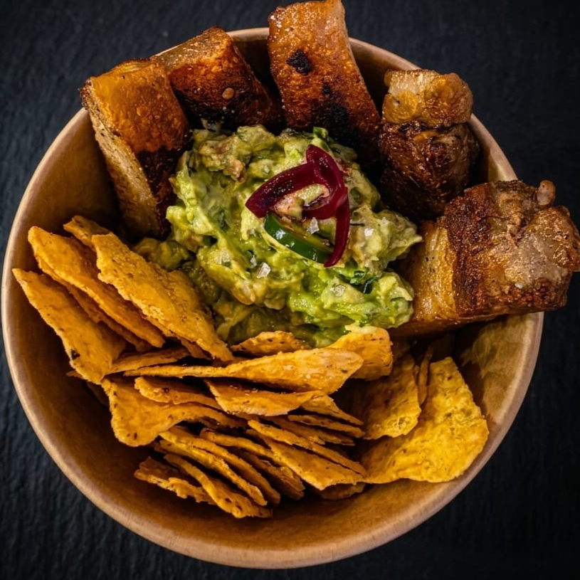 NACHOS DE GUACAMOLE Y CHICHARRÓN