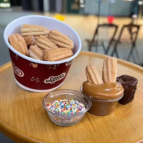 22 mini churros, crocantes por fora e macios por dentro, finalizados com açúcar e canela. Acompanha 2 copos de 30ml de recheio à sua escolha para mergulhar e saborear