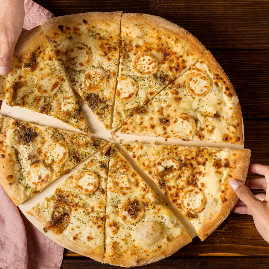 Mussarela, frango, catupiry, molho de tomate.