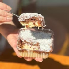 Bolo gelado com coco cremoso e massa de chocolate. Obs. 1: não alteramos nenhum produto ou retiramos/adicionamos ingrediente. Obs. 2: produto de consumo imediato. Obs. 3: alguns produtos podem vir com vencimento do mesmo Dia.