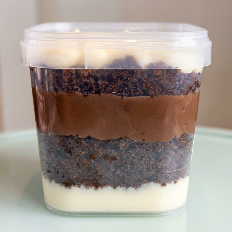Massa de chocolate com recheio de brigadeiro cremoso com cobertura creme de Ninho.
Serve 1 pessoas.