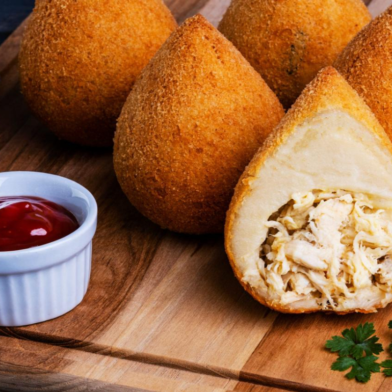 Coxinha de frango. Salgado de 48 a 50gm